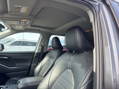 Used 2021 Toyota Highlander XLE image 11