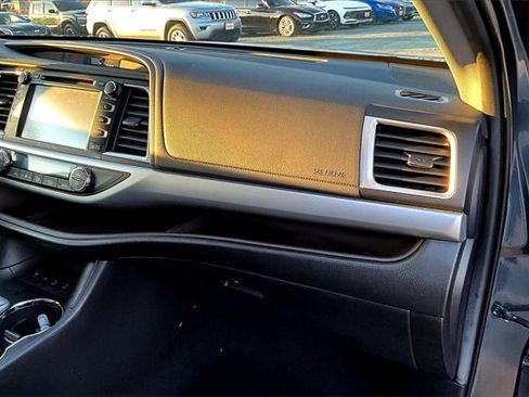 Used 2019 Toyota Highlander XLE image 23