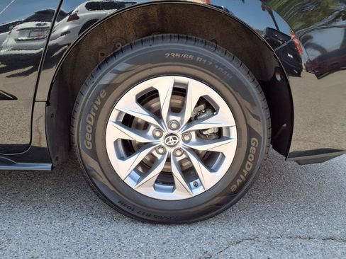 Certified 2025 Toyota Sienna LE FWD image 8