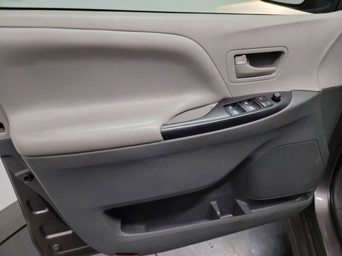 Used 2020 Toyota Sienna L image 13