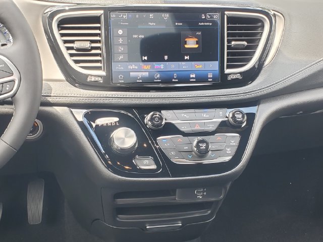 New 2027 Chrysler Pacifica Select AWD/4WD image 17