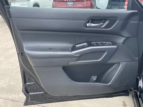 Used 2024 Nissan Pathfinder SL FWD image 11