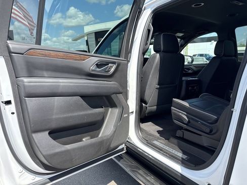 Used 2023 Chevrolet Suburban Premier image 29