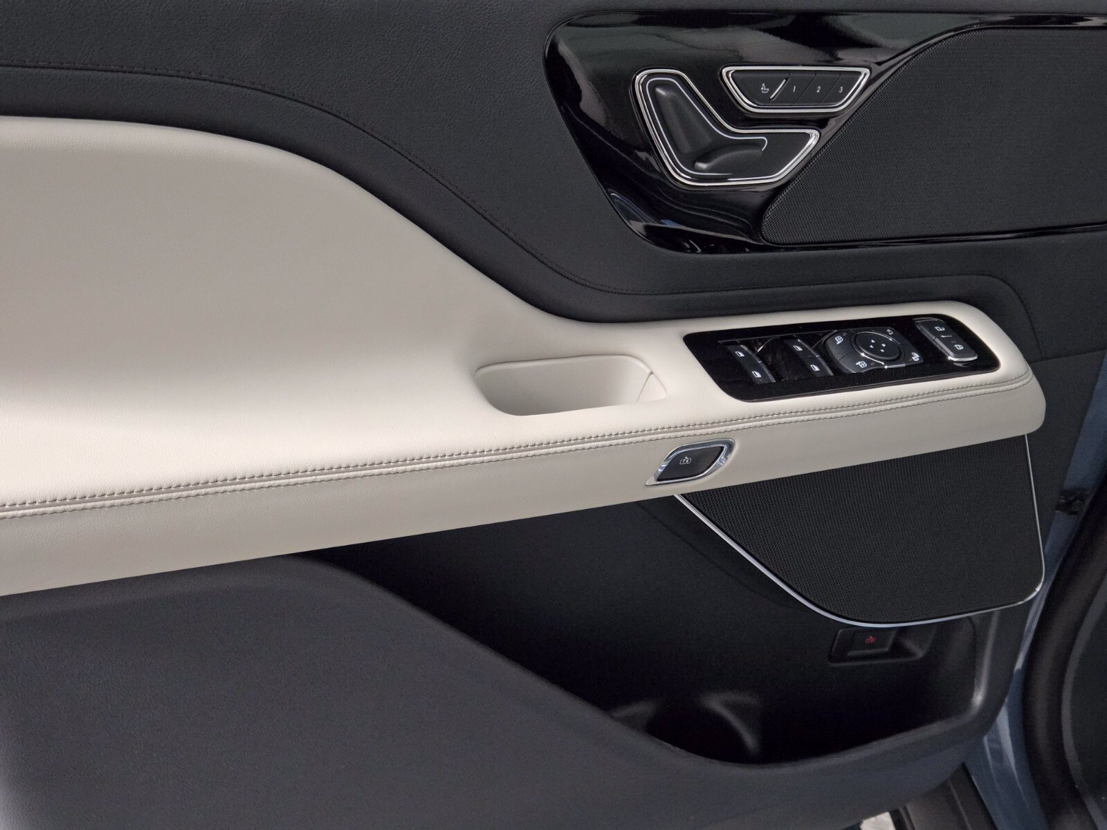 New 2026 Lincoln Aviator AWD w/ Jet Appearance Package image 25