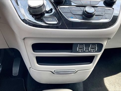 Used 2023 Chrysler Pacifica Touring-L FWD image 15