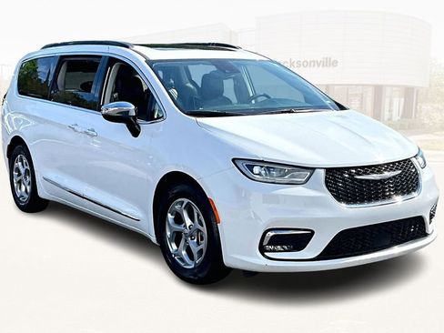 Used 2023 Chrysler Pacifica Limited image 3