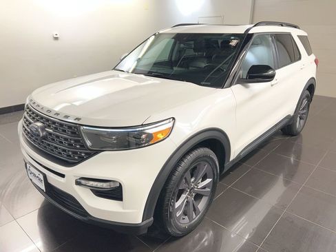 Used 2023 Ford Explorer XLT w/ Equipment Group 202A image 3