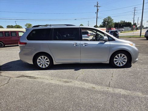 Used 2014 Toyota Sienna Limited w/ Limited Premium Package FWD image 2
