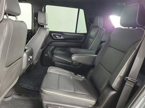 Used 2023 GMC Yukon SLT w/ SLT Luxury Package image 12