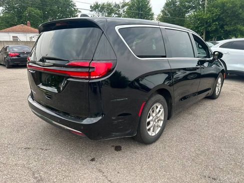 Used 2025 Chrysler Pacifica Select FWD image 5