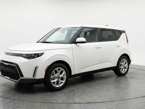 Used 2025 Kia Soul LX w/ LX Technology Package image 3