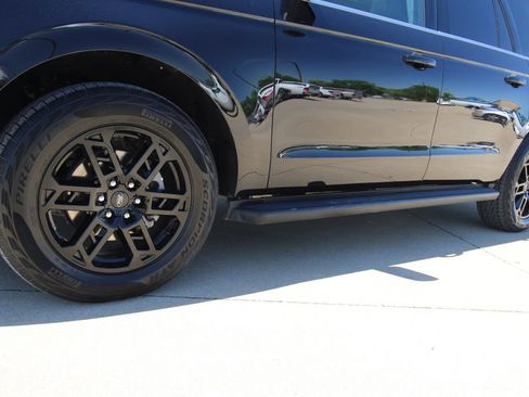 Used 2025 Ford Expedition Max Active AWD/4WD image 11