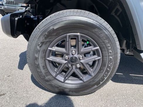 New 2025 Jeep Gladiator Sport image 28