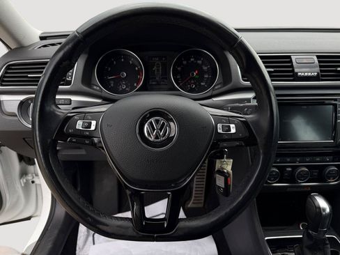 Used 2018 Volkswagen Passat 2.0T R-Line FWD image 18