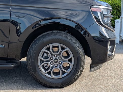 Used 2025 Ford Expedition Active image 11