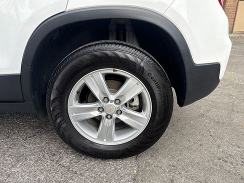 Used 2022 Chevrolet Trax LT w/ LT Convenience Package AWD/4WD image 8