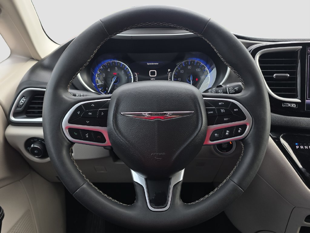 Used 2024 Chrysler Pacifica Touring-L FWD image 9