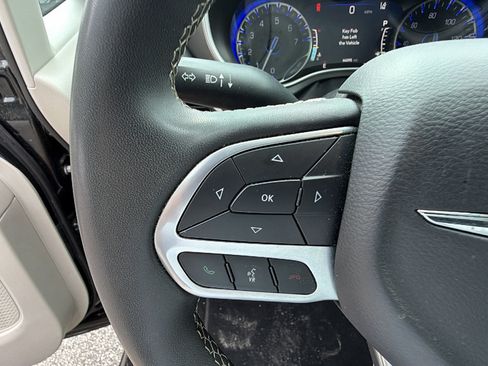 Used 2024 Chrysler Pacifica Touring-L FWD image 26