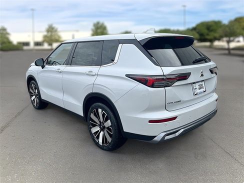 New 2025 Mitsubishi Outlander SE image 5