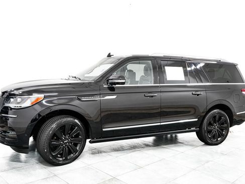 Used 2023 Lincoln Navigator L Reserve AWD/4WD image 4