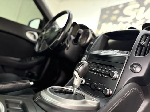 Used 2017 Nissan 370Z w/ Sport Package image 19