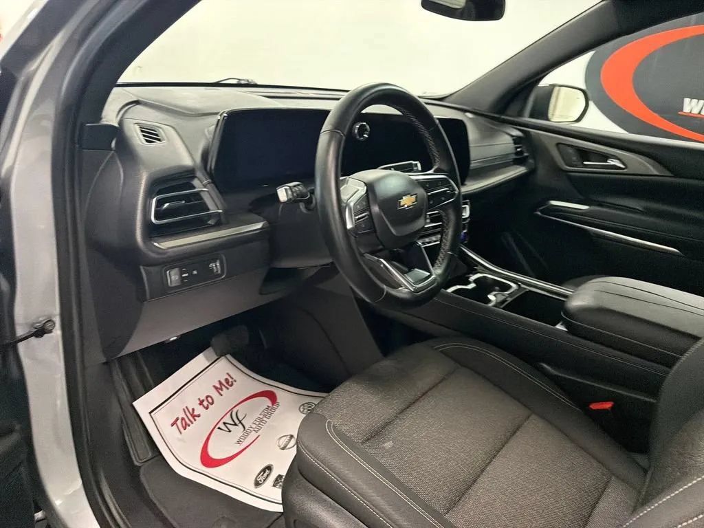 Used 2025 Chevrolet Traverse LT FWD image 12