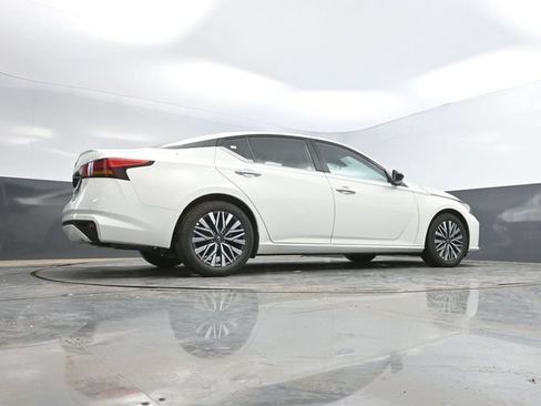 Used 2025 Nissan Altima 2.5 SV FWD image 41