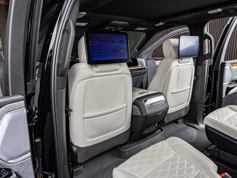 Used 2025 Cadillac Escalade ESV Sport Platinum w/ LPO, ONYX Package image 35