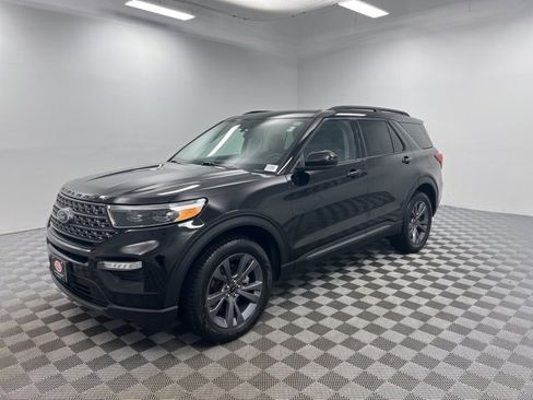 Used 2023 Ford Explorer XLT w/ Equipment Group 202A image 3