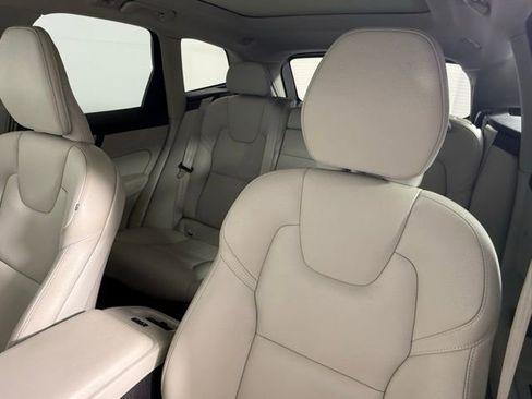 Used 2021 Volvo XC60 T5 Momentum w/ Climate Package image 25