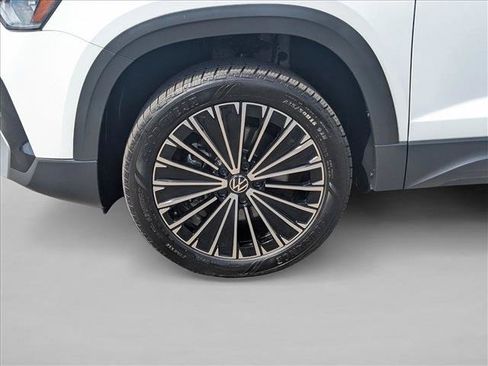Used 2025 Volkswagen Taos SE FWD image 25