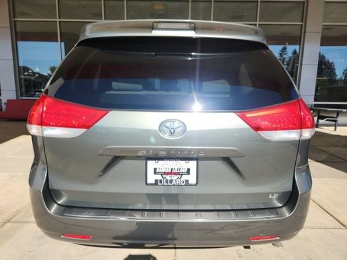 Used 2013 Toyota Sienna LE w/ Towing Pkg FWD image 10