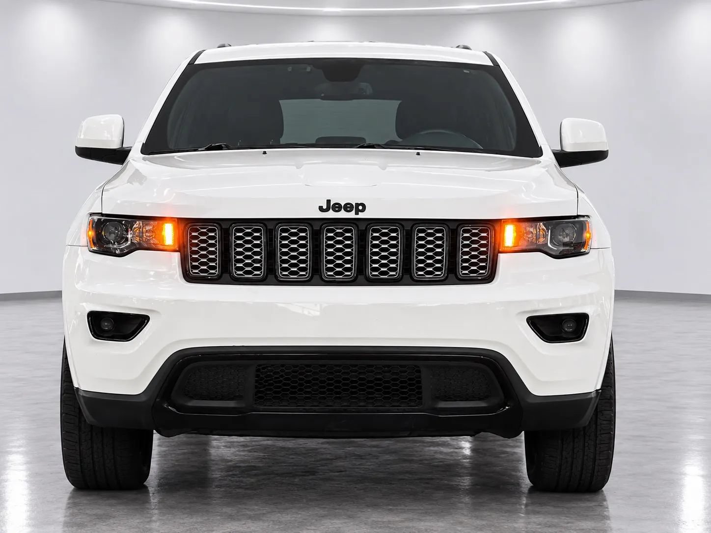 Used 2018 Jeep Grand Cherokee Altitude RWD image 9