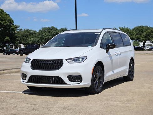 New 2025 Chrysler Pacifica Limited image 2