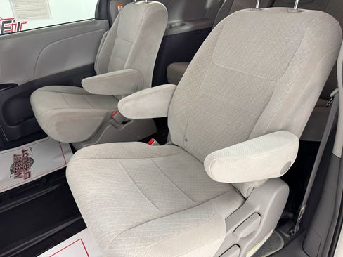 Used 2019 Toyota Sienna LE AWD/4WD image 33