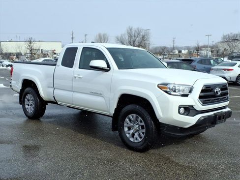 Used 2016 Toyota Tacoma SR5 image 2