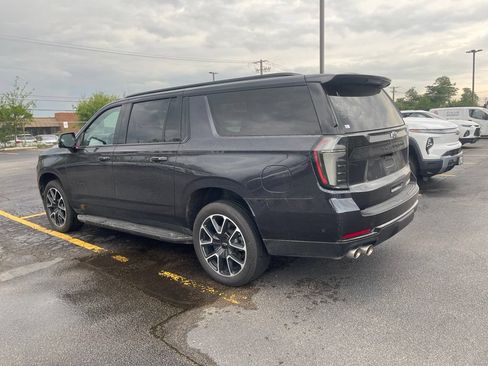 Used 2026 Chevrolet Suburban RST AWD/4WD image 3