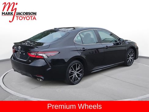 Used 2024 Toyota Camry SE image 9
