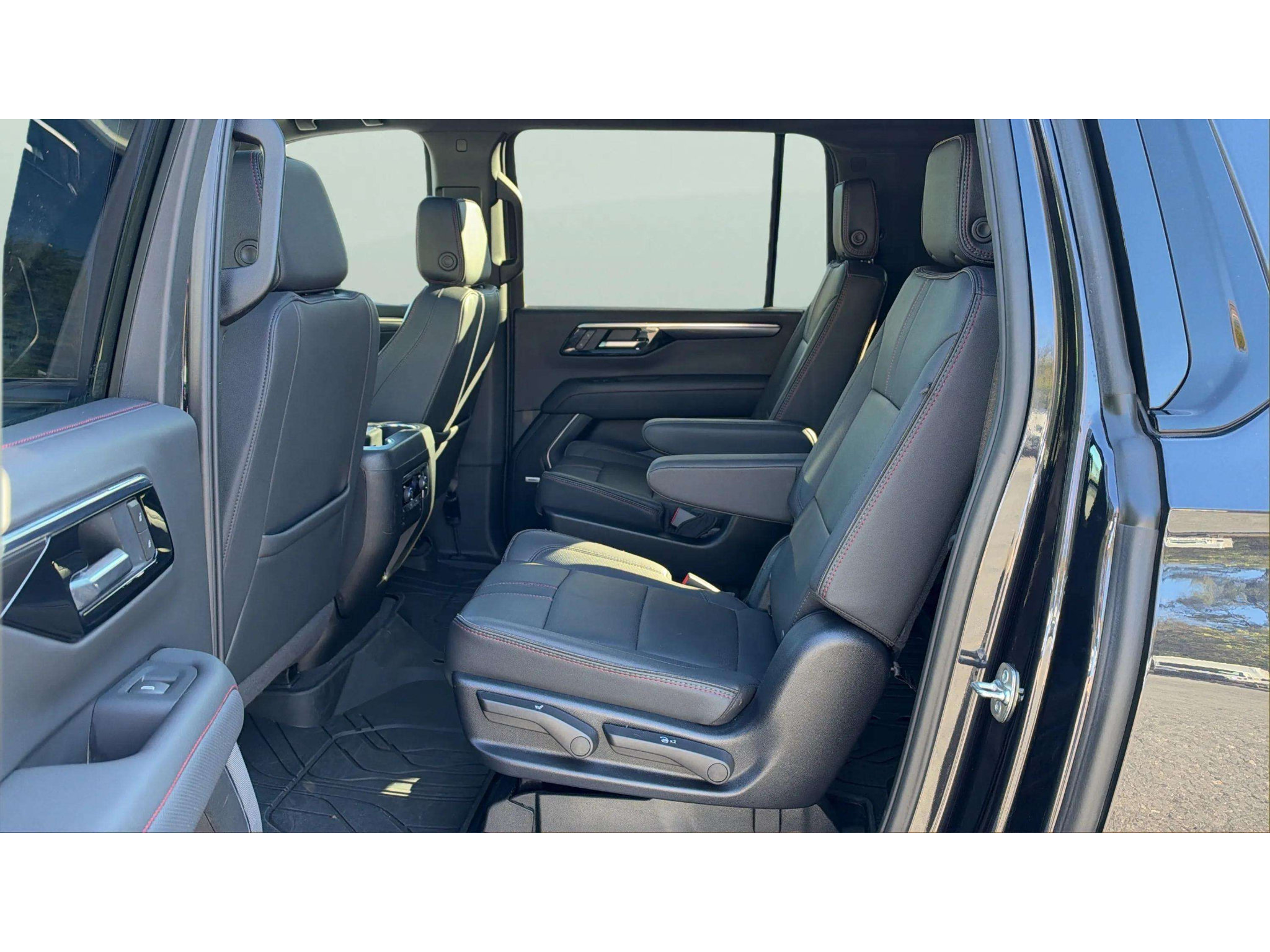 Used 2025 Chevrolet Suburban RST w/ RST Capability Package AWD/4WD image 13