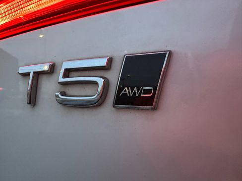 Used 2019 Volvo XC60 T5 Momentum w/ Multimedia Package image 8