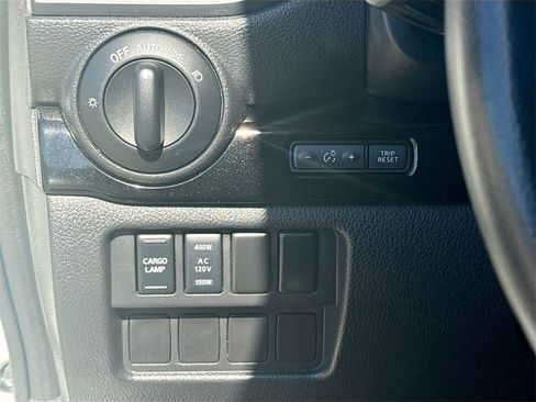 Used 2024 Nissan Titan SV w/ SV Convenience Package image 10