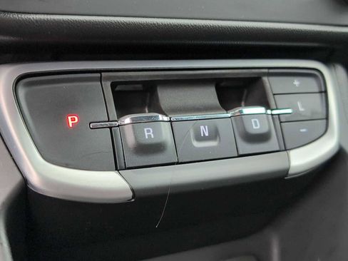 Used 2024 GMC Terrain SLE image 31