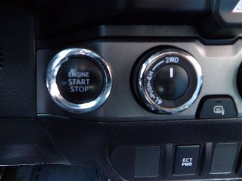 Used 2019 Toyota Tacoma TRD Sport image 16