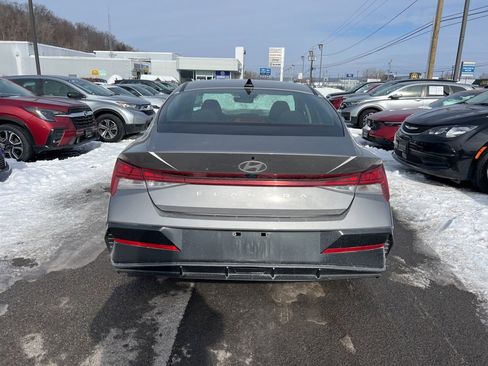 Used 2024 Hyundai Elantra SEL w/ Convenience Package image 4