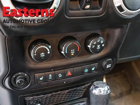 Used 2015 Jeep Wrangler Unlimited Sahara w/ Connectivity Group AWD/4WD image 21