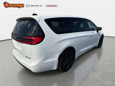 Used 2024 Chrysler Pacifica Limited FWD image 3