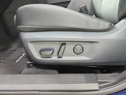 Used 2025 Nissan Rogue SV w/ SV Premium Package FWD image 20