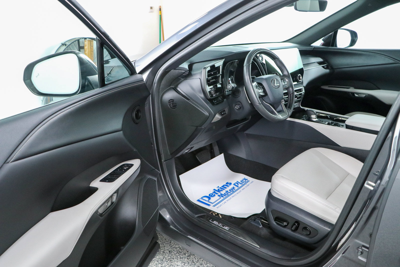Used 2025 Lexus RX 350 Premium w/ Convenience Package FWD image 3