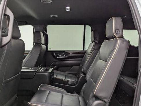 Used 2023 Chevrolet Suburban Premier image 17