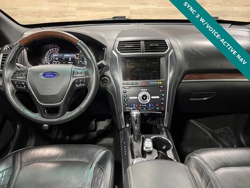 Used 2019 Ford Explorer Platinum image 2